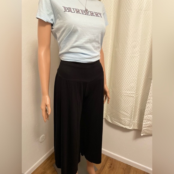 Capris Pants - Picture 2 of 3